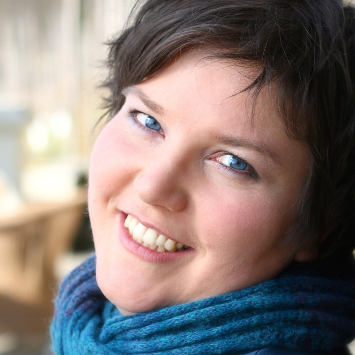 Annekathrin Laabs Protrait der lächelnden Sängerin mit blauem Schal