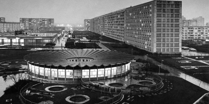 Foto: Kindergarten Buratino_Halle Neustadt © Gerald Große Foto in s/w von einem Rundbau im Plattenbaugebiet