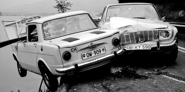 Foto: Arnold Odermatt: Stansstad, 1967 © Urs Odermatt, Windisch Courtesy Galerie Springer Berlin Zwei Autos am Abgrund