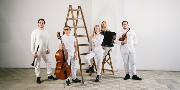 Foto: Ensemble via nova © via nova die Künstler des Ensembles im weißen Raum mit weißen Sachen