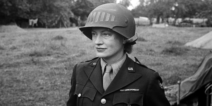 Lee Miller in Uniform und mit Stahlhelm im Einsatz als Fotografin im Feld