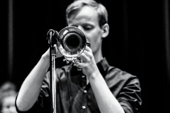 Schwarz/Weiß Foto Mann mit Trompete