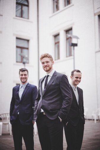 Drei Männer im Anzug