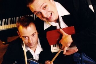 Zwei Männer mit Instrumenten 