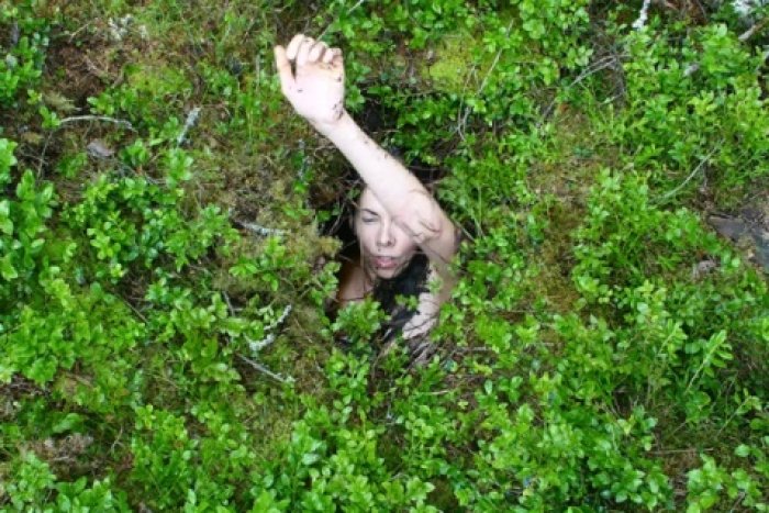 Katrina Neiburga, Pickled Long Cucumbers, 2017, 2-Kanal-Video "Ertrinkende" im Blätterwald