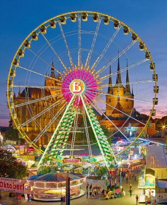 ein Riesenrad vor Dom und Severi und blauem Abendhimmel