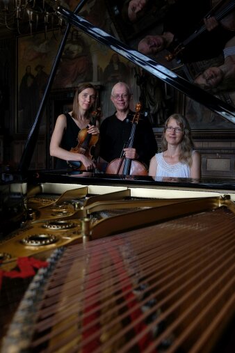 Pianistin, Geigerin und Cellist am Flügel im Rathausfestsaal