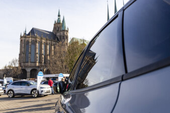 mehrere Autos stehen vor dem Erfurter Dom