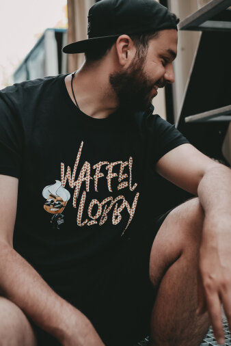 Mann hockend mit T-Shirt und der Aufschrift Waffellobby Webformat