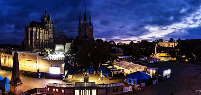 Panoramabild vom Domplatz inklusive Kirchenkulisse im Halbdunkel und künstlicher Stättenbeleuchtung
