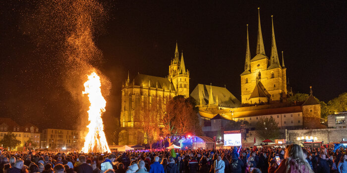 Feuer auf dem Erfurter Domplatz mit großem Publikum