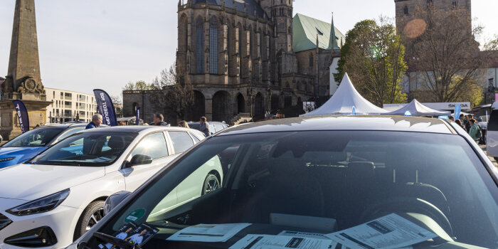 Foto: 31. Erfurter Autofrühling 2022 © Stadtverwaltung Erfurt mehrere Autos stehen vor dem Erfurter Dom