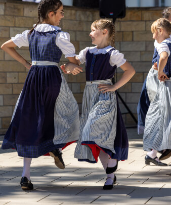 3 Kinder im Folklorekostüm tanzen