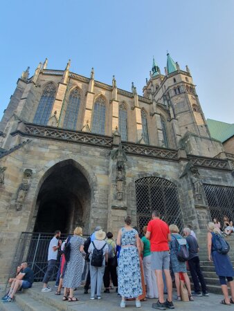 Mehrere Personen von einer Wand am Dom