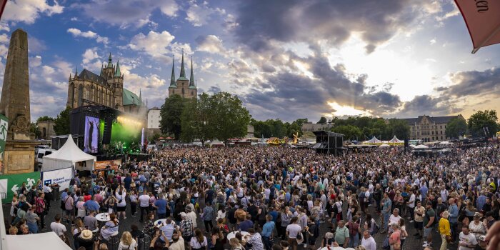 Viele Menschen auf dem Domplatz 