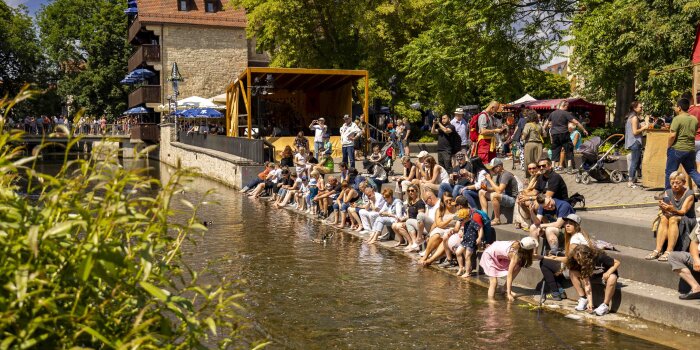 Viele Menschen am Wasser 