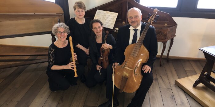 Foto: Erfurter Barockensembles © Erfurter Barockensembles die vier Musiker des Barockensembles mit ihren Instrumenten in einem alten Fachwerkzimmer