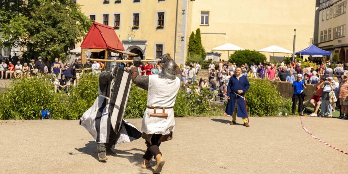 Zwei Ritter, die kämpfen und Zuschauer 