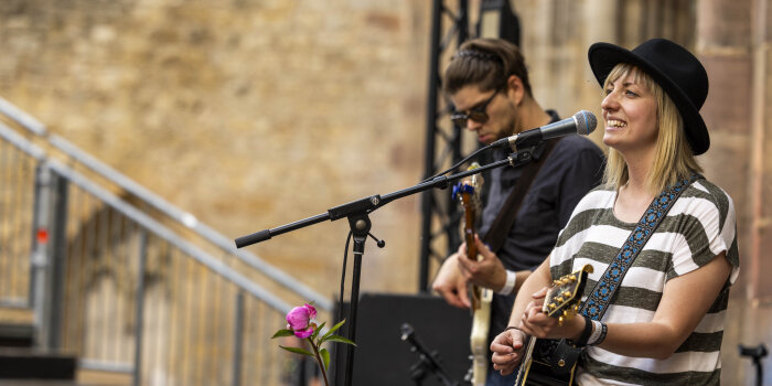 Zwei Musiker mit Gitarren