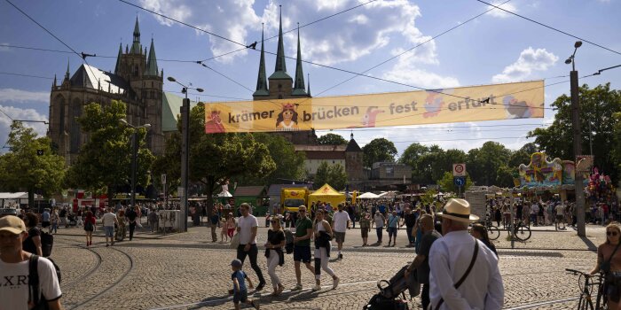 Domplatz mit vielen Menschen, im Hintergrund der Dom mit einem Banner "Krämerbrückenfest Erfurt"