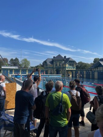 Mehrere Personen an einem Schwimmbecken