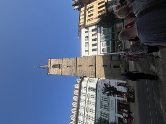 Mehrere Personen vor einem Turm in der Innenstadt