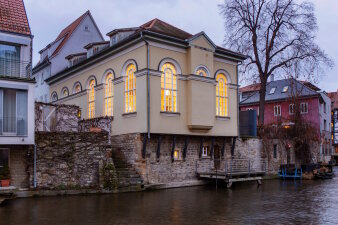 Beleuchtetes Haus am Wasser 