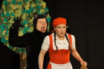 Schauspielszene aus Rotkäppchen mit Rotkäppchen und dem Wolf