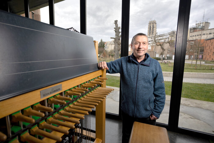 Carillon-Konzert mit Nick Collins ein Mann steht an einem Tisch mit hölzernen Hebeln