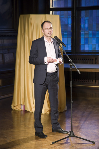 Foto: Eröffnungsveranstaltung Rede Kulturdirektor © Stadtverwaltung Erfurt / D. Urban Ein Mann am Rednerpult