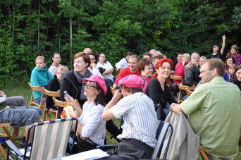 Umwelttheater "Back to the roots" Umwelttheater 2011: Zwei Clownreporter sitzen mitten im Publikum.