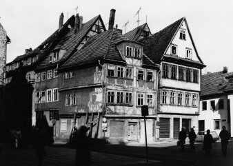 schwarz weiß Foto von verfallenden Häusern in der Erfurter Altstadt