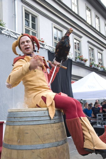 Foto: Till Eulenspiegel: Die Schotte - Das Theater © Stadtverwaltung Erfurt Eulenspiegel in seinem typischen Kostüm auf einem Fass vor dem Haus am Benediktsplatz 1