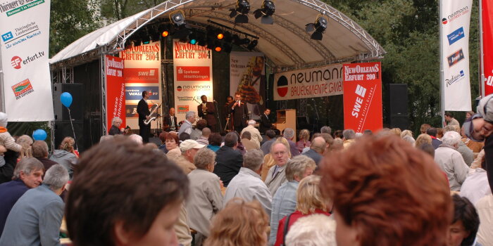 Bühne, Musiker und Publikum auf dem Rathausparkplatz