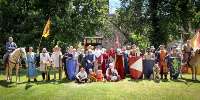 Gruppenbild der Mitglieder vom Freier Thüringer Ritterbund im Kostüm auf einer Wiese