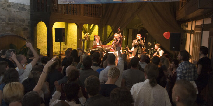 im Hof der Engelsburg mit Publikum und Band auf der Bühne in Nachtstimmung