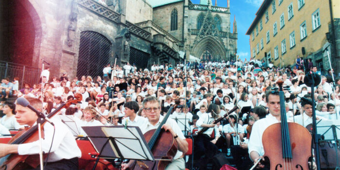 Klassische Musiker und Chöre nehmen die gesamten Domstufen ein