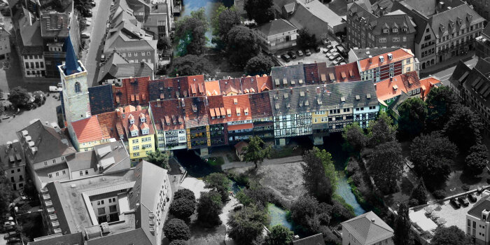 Foto: Krämerbrücke, Luftaufnahme in Farbe und SW © Stadtverwaltung Erfurt, R. Lemitz Die Krämerbrücke als Luftaufnahme, bearbeitet: die Krämerbrücke in Farbe und die Umgebung in Graustufen