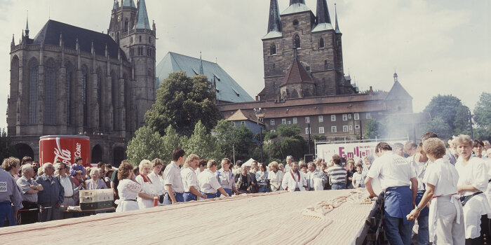 vor Dom und St Severi im Hintergrund ist auf dem Domplatz ein riesiger Rost aufgebaut, auf dem liegt eine riesige B