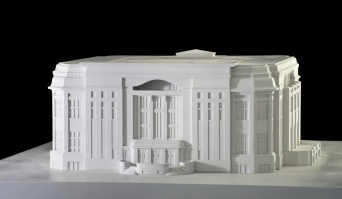 Modell eines Monumentalbaues mit zweigeteilter großer Freitreppe.