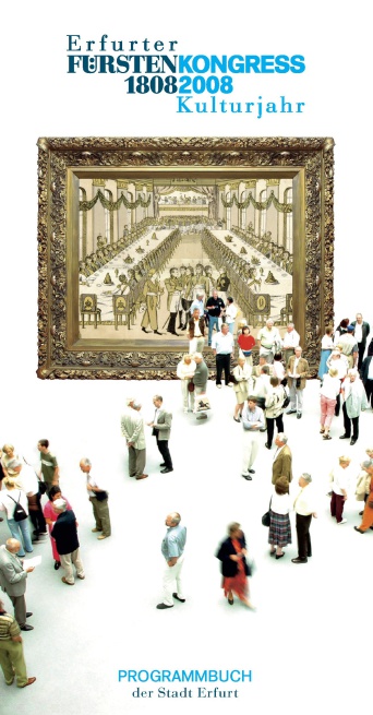 Ein Titelblatt mit abgebildeten Goldrahmen, der eine historische Abbildung des Fürstenkongresses trägt. Aus dem Bild heraus kommen zahlreiche Menschen, die in losen Gruppen verteilt stehen. Blaue Schriftzüge oben und unten auf dem Titelblatt.