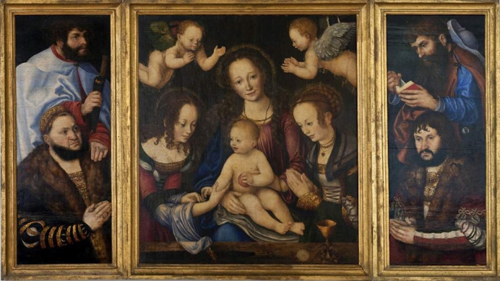 Drei Bildflügel, in der Mitte drei Frauen, ein Kind und zwei Engel, links und rechts jeweils zwei Männer.