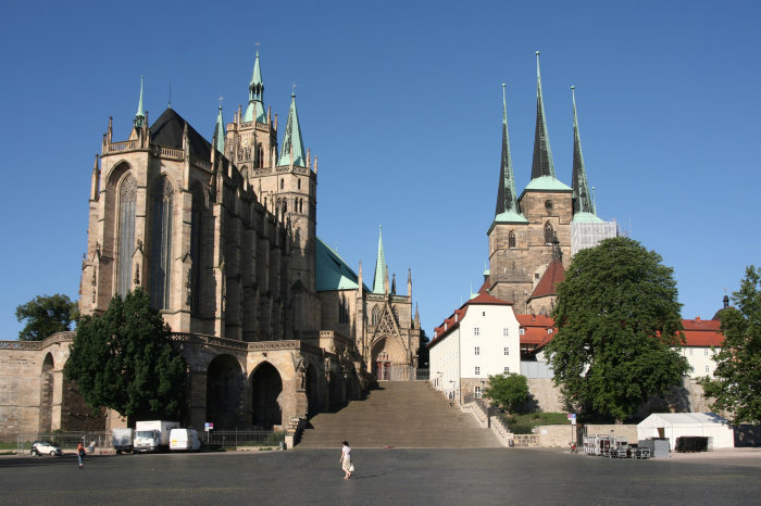 Katholischer Dom und St. Severi Zwei Kirchen, blauer Himmel im Hintergrund.