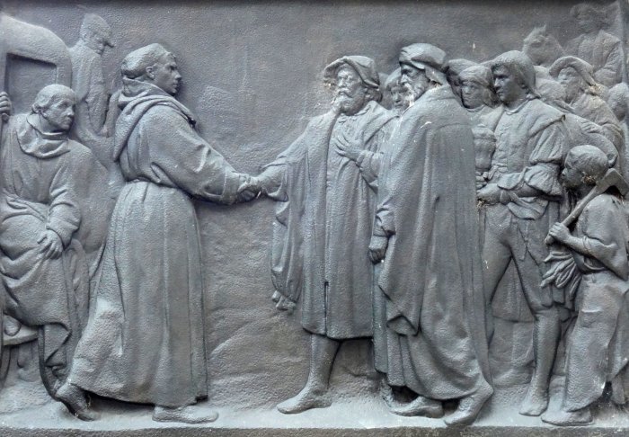 Luther auf dem Weg nach Worms: Bildtafel am Erfurter Luther-Denkmal von Prof. Schaper, Berlin Eine Reliefdarstellung.