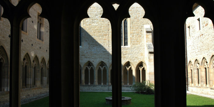 Augustinerkloster Erfurt, im Kreuzgang Blick in den Innenhof des Kreuzganges.