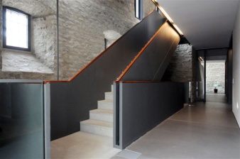 Imposante Stahlkonstruktion eines Treppenaufganges. 