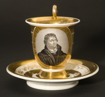 Luther in der Kutte auf Goldrand-Tasse mit Unterteller.