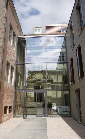 Evangelische Kirche in Mitteldeutschland – Landeskirchenamt Moderne Architektur zwischen alten Mauern.