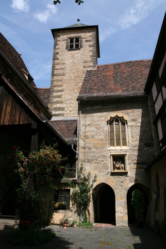 Idyllischer Innenhof. Blick auf Kirchturm und Kapelle.
