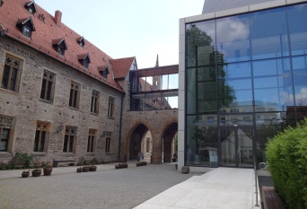 Historischer Klosterbau, rechts ein moderner Anbau.